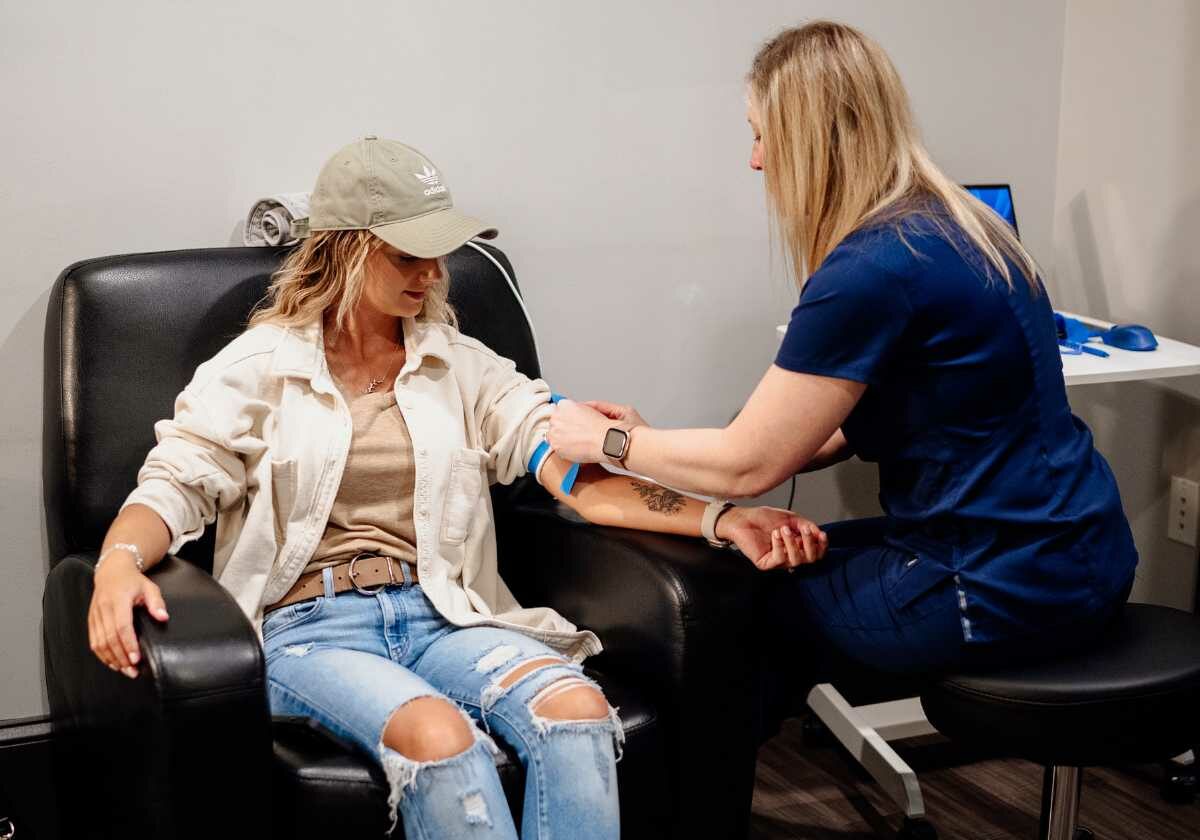 Nurse practitioner helping at patient at Kare Health and Wellness in Springfield, MO.